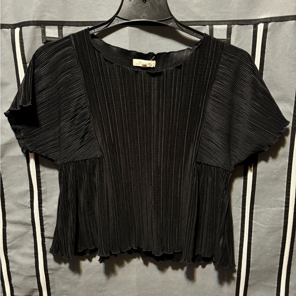 Madewell texture and thread top. Oversized so will fit up to medium.